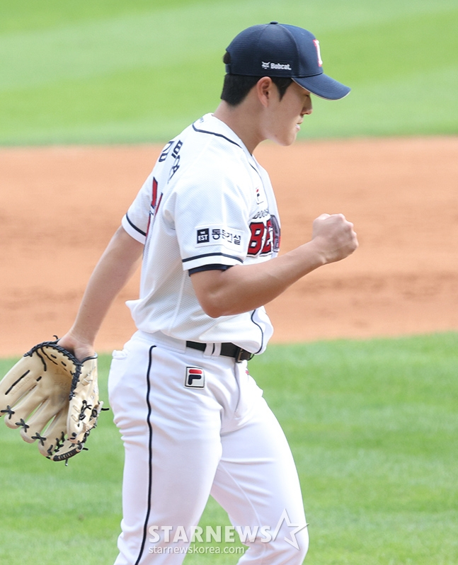 삼진을 잡아낸 뒤 주먹을 불끈 쥐는 김택연. /사진=김진경 대기자