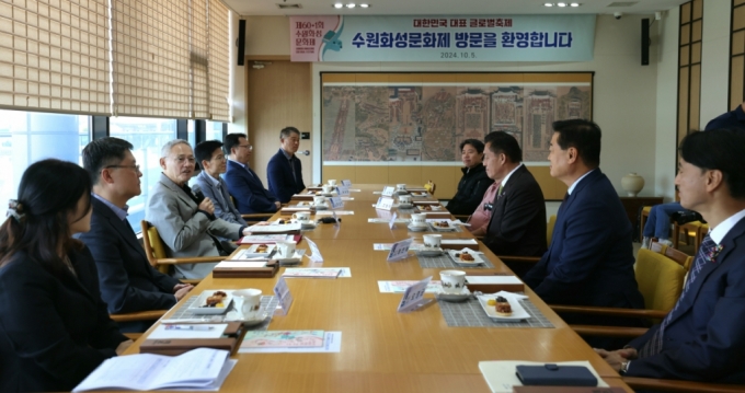 화성문화제 찾은 유인촌 "국내에 좋은 곳 많다 가을 여행 떠나자"