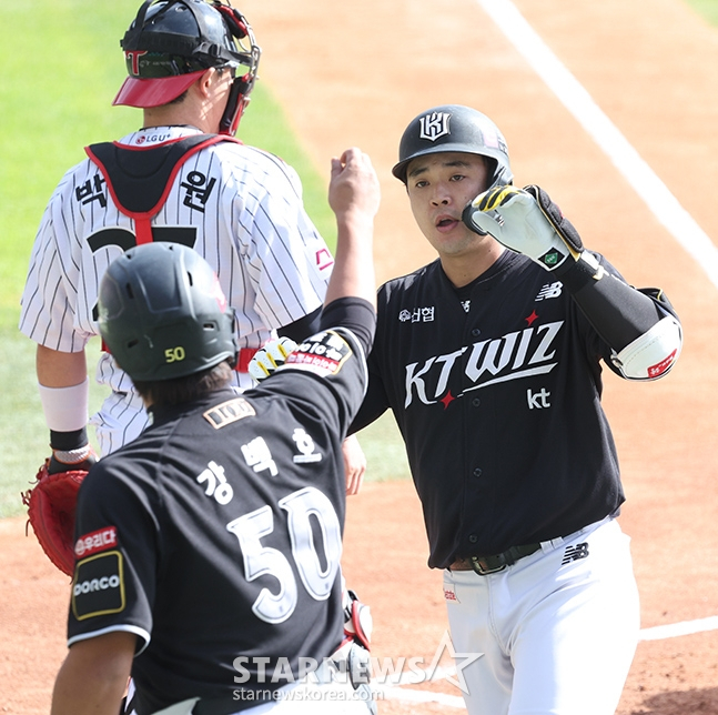 '2024 KBO 포스트시즌 준플레이오프 1차전' LG-KT전이 5일 서울 잠실야구장에서 열렸다.  KT 문상철이 2회초 무사 1루에서 선제 좌월 2점 홈런을 날린 후 홈인하고 있다. /사진=김진경 대기자