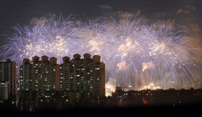 지난해 서울 여의도한강공원 일대에서 열린 '2023 서울세계불꽃축제'의 모습/사진=뉴시스