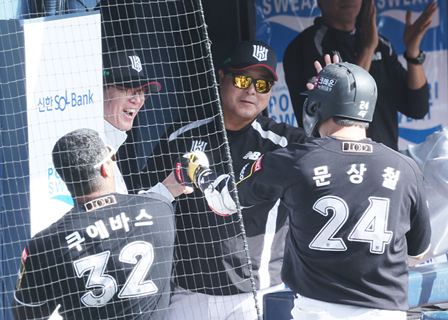 [포토] 이강철 감독 '연일 귀에 걸린 입'