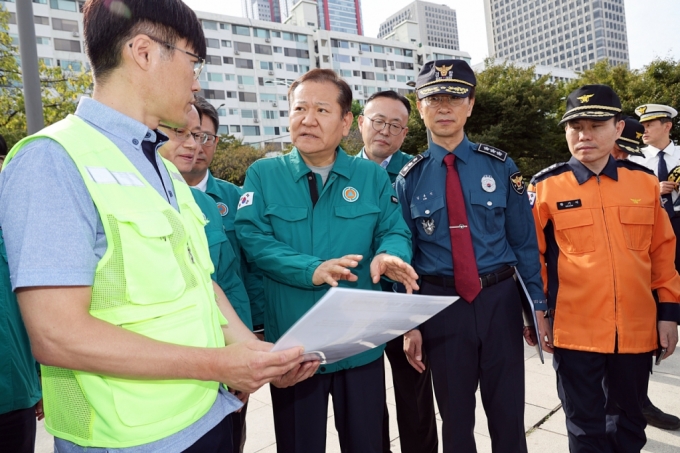 이상민 행정안전부 장관이 5일 오후 서울 여의도 한강공원 일원에서 개최되는 2024 서울세계불꽃축제에 대비해 행사장 안전관리 상황 등 현장을 점검하고 있다./사진제공=행정안전부 