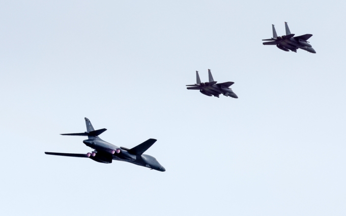 서울공항에서 열린 건군 제76주년 국군의 날 기념식에서 미국 공군 전략폭격기 B-1B '랜서'가 비행하고 있다./사진=뉴시스