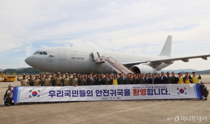 공군 특수부대(왼쪽)와 정부 관계자들이 5일 레바논에서 체류하던 교민과 가족 97명을 무사히 귀국시킨 뒤 사진 촬영을 하고 있다. / 사진=국방부 공동취재단