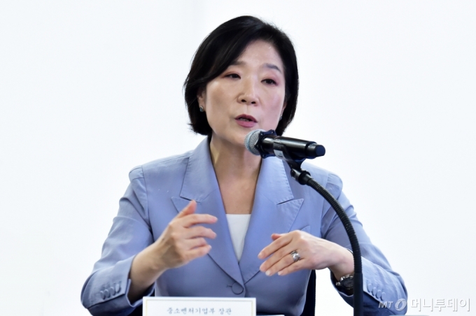 중소벤처기업부와 행정안전부는 인구감소지역 및 관심지역의 기업을 육성하기 위해 &#039;인구활력펀드&#039;(이하 활력펀드)를 조성한다고 6일 밝혔다. 오영주 중기부 장관은 &quot;부처 간 협업으로 출범한 이번 펀드를 통해 혁신적인 중소·벤처기업이 인구감소지역 경제의 재도약을 이끌 수 있도록 뒷받침하겠다&quot;고 말했다. /사진=임한별(머니S)