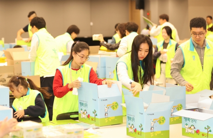 지난 5일 서울 중구 하나금융그룹 명동 사옥. 봉사활동에 참여한 하나금융 임직원과 가족들이 소상공인들을 위한 행복상자를 제작하고 있다./사진=하나금융  