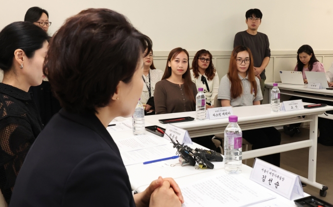 지난달 24일 오전 서울 강남구 홈스토리생활 회의실에서 열린 서울시 외국인 가사관리사 시범사업 관계자 간담회 /사진=뉴스1 