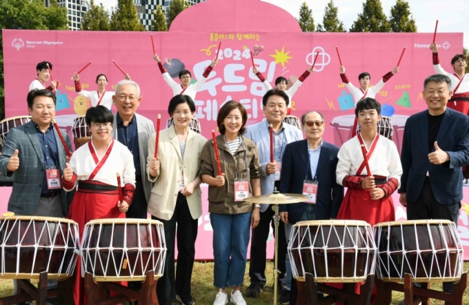 지난 5일 서울 성수동 서울숲에서 열린 ‘홈플러스와 함께하는 2024 두드림 페스티벌’에서 발달장애인 타악기팀 ‘아리아난타’와 주요 인사들이 기념 촬영을 하고 있다./사진제공=홈플러스