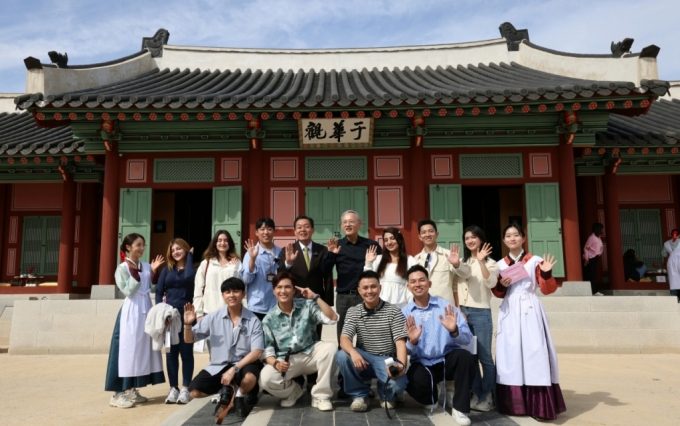 수원 방문 유인촌 "지역에서만 볼 수 있는 걸 보여줘야 좋은 축제"[르포]