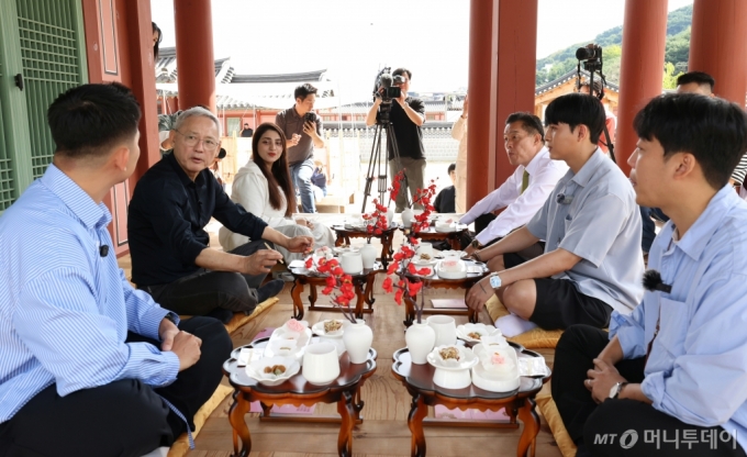 [서울=뉴시스] 김명년 기자 = 유인촌 문화체육관광부 장관이 5일 수원화성문화제가 열리고 있는 경기도 수원행궁 우회관에서 베트남, 이란 등 해외 인플루언서와 함께 정조의 다소반과 맛보기 체험을 하고 단체 기념사진을 찍었다.(사진=문화체육관광부 제공) 2024.10.05. photo@newsis.com *재판매 및 DB 금지 /사진=