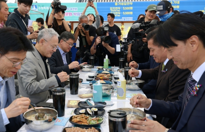 수원 화성문화제 인근 수원 음식문화박람회장에서 유인촌 장관이 갈비국밥과 타코, 굴라쉬 등으로 점심식사를 하고 있다./사진= 문체부