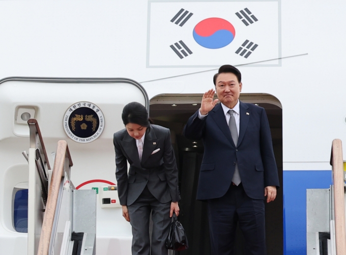 필리핀·싱가포르 국빈방문 및 한-아세안회의 참석을 위해 순방에 나서는 윤석열 대통령과 부인 김건희 여사가 6일 성남 서울공항에서 공군 1호기에 탑승하며 인사하고 있다. /사진=뉴시스