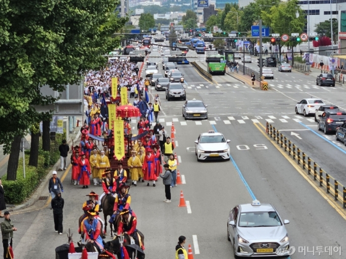 '2024년 정조대왕 능행차 공동 재현' 행사 행렬이 6일 오전 서울 용산구 한강대로 노들섬 방면 차선을 지나고 있다. /사진=정세진 기자 