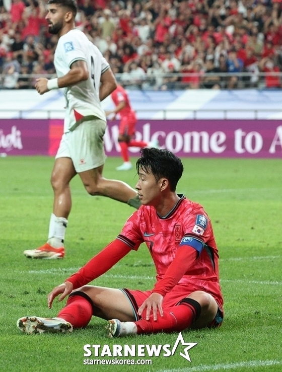 손흥민이 그라운드에 앉아 아쉬워하고 있다. /사진=김진경 대기자