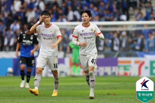 양민혁의 골 세리머니(오른쪽). /사진=한국프로축구연맹 제공