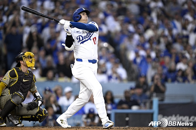 오타니 쇼헤이가 6일(한국시간) 샌디에이고와 2024 NLDS 1차전에서 2회 동점 3점 홈런을 터트리고 타구를 지켜보고 있다. /사진=LA 다저스 공식 SNS 