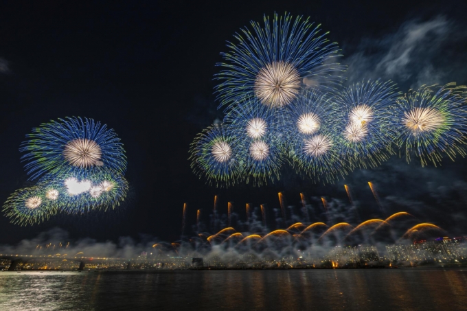 지난 5일 저녁 여의도 한강공원 일대에서 '2024 서울세계불꽃축제'가 열린 가운데, 불꽃축제 명당으로 소문난 인근 아파트 주민들이 외부인들의 출입으로 불편을 겪었다고 토로했다.사진은 서울세계불꽃축제 장면. /사진=뉴시스