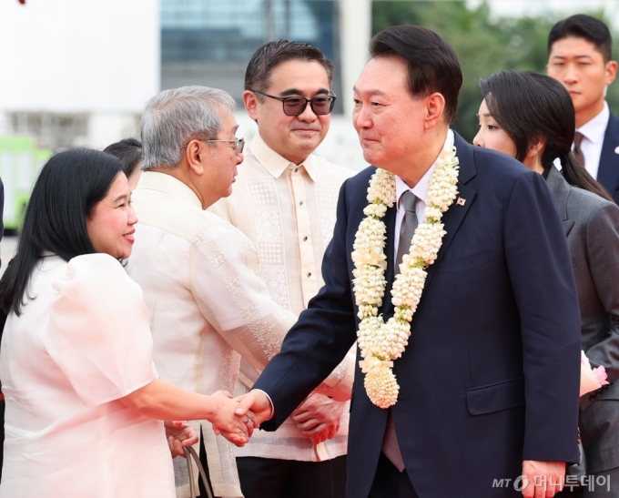 [마닐라=뉴시스] 최진석 기자 = 필리핀을 국빈 방문한 윤석열 대통령과 부인 김건희 여사가 6일(현지시각) 마닐라 니노이 아키노 국제공항에 도착해 환영나온 인사들과 인사를 나누고 있다. 2024.10.06. myjs@newsis.com /사진=최진석