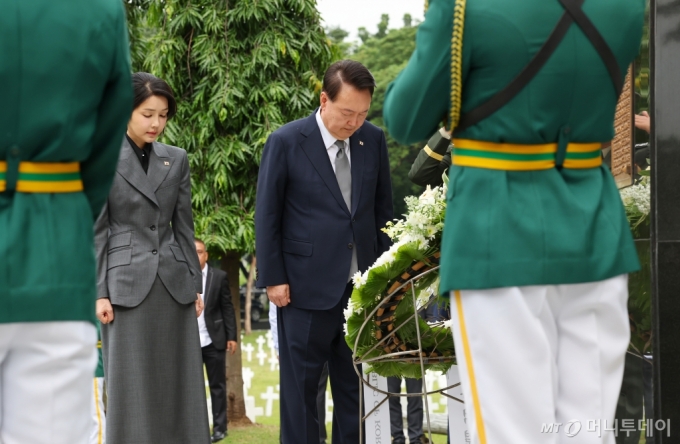 [마닐라=뉴시스] 최진석 기자 = 필리핀을 국빈 방문한 윤석열 대통령과 부인 김건희 여사가 6일(현지시각) 마닐라 영웅묘지 한국전 참전 기념비를 찾아 헌화 후 묵념하고 있다. 2024.10.06. myjs@newsis.com /사진=최진석