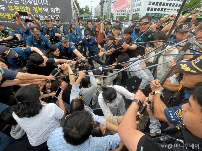 [서울=뉴시스] 추상철 기자 = 한국대학생진보연합(대진연) 회원들이 21일 서울 여의도 국회의사당 앞에서 윤석열 대통령 탄핵소추를 촉구하며 기습적으로 천막을 설치하는 중 경찰에 제지되고 있다. (사진=독자 제공) 2024.09.21.photo@newsis.com  *재판매 및 DB 금지 /사진=편집부