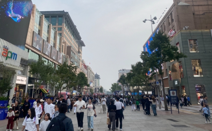 중국 베이징 최대 번화가 왕푸징 거리가 국경절 연휴를 맞아 쇼핑을 하러 나온 중국인들로 북적이고 있다./사진=우경희 기자 