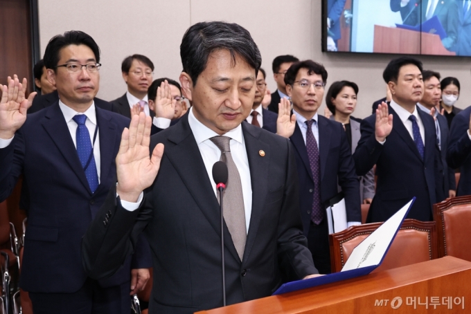 (서울=뉴스1) 구윤성 기자 = 안덕근 산업통상자원부 장관이 7일 오전 서울 여의도 국회에서 열린 산업통상자원중소벤처기업위원회의 산업통산자원부에 대한 국정감사에 출석해 선서하고 있다. 2024.10.7/뉴스1  