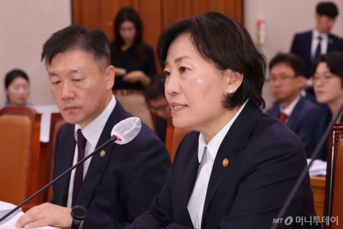 [서울=뉴시스] 권창회 기자 = 송미령 농림축산식품부 장관이 7일 오전 서울 여의도 국회에서 열린 농림축산식품해양수산위원회 국정감사에서 의원들의 질의에 답하고 있다. 2024.10.07. kch0523@newsis.com /사진=권창회