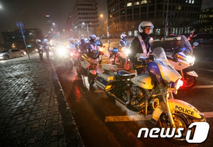  폭주족 단속을 하고 있는 광주경찰. /사진=뉴스1