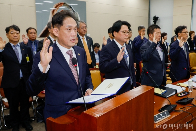 (서울=뉴스1) 안은나 기자 = 김태규 방송통신위원회 위원장 직무대행이 7일 오전 서울 여의도 국회 과학기술정보방송통신위원회에서 열린 방송통신위원회·방송통신사무소·시청자미디어재단·한국방송광고진흥공사 국정감사에서 선서를 하고 있다. 2024.10.7/뉴스1  Copyright (C) 뉴스1. All rights reserved. 무단 전재 및 재배포,  AI학습 이용 금지. /사진=(서울=뉴스1) 안은나 기자