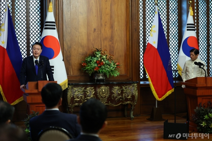 [마닐라=뉴시스] 최진석 기자 = 윤석열 대통령과 페르디난드 마르코스 주니어 필리핀 대통령이 7일(현지시각) 필리핀 말라카낭 궁에서 한-필리핀 공동언론발표를 하고 있다. 2024.10.07. myjs@newsis.com /사진=최진석