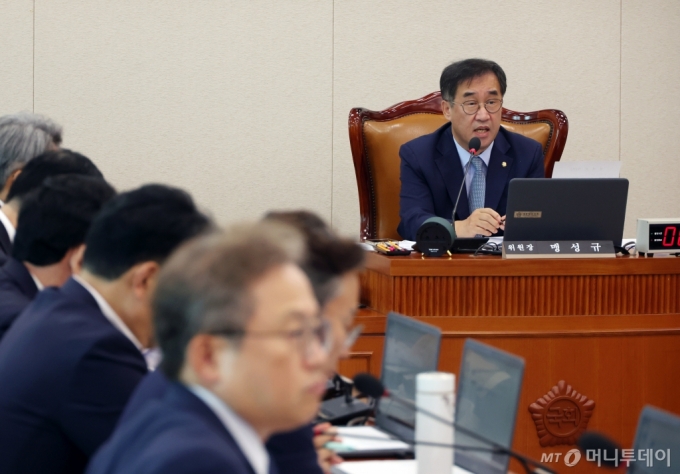 [서울=뉴시스] 고승민 기자 = 맹성규 국회 국토교통위원장이 3일 서울 여의도 국회에서 국토교통부 등 2023년 회계연도 결산을 안건으로 열린 제418회 국회 정기회 제1차 국토교통위원회 전체회의를 주재하고 있다. 2024.09.03. kkssmm99@newsis.com /사진=고승민