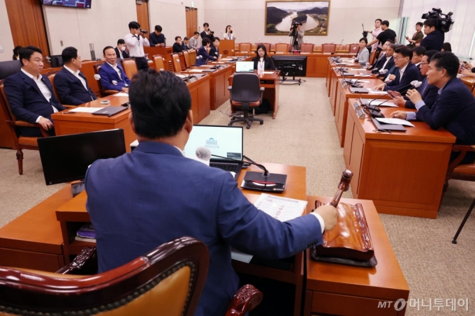 [서울=뉴시스] 조성우 기자 = 30일 오전 서울 여의도 국회에서 열린 농림축산식품해양수산위원회 전체회의에서 어기구 위원장이 2024년도 국감감사 증인·참고인 출석 요구의 건에 대한 여야 간사 간 협의를 위해 정회 선언을 하고 있다. 2024.09.30. xconfind@newsis.com /사진=조성우