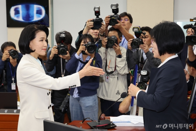 [서울=뉴시스] 권창회 기자 = 이진숙 방송통신위원회 위원장이 7일 오후 서울 여의도 국회에서 과학기술정보방송통신위원회 국정감사에서 최민희 위원장에게 선서문을 제출한 뒤 악수를 건네고 있다. 2024.10.07. kch0523@newsis.com /사진=권창회