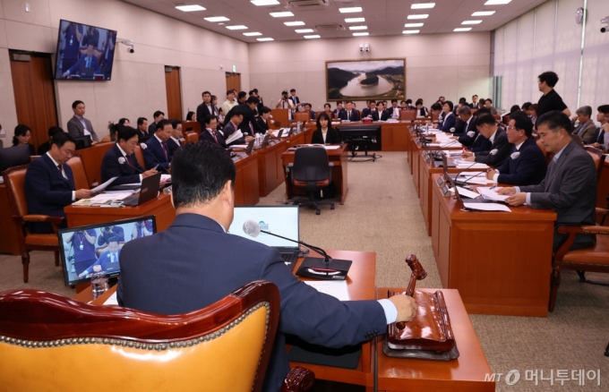 [서울=뉴시스] 권창회 기자 = 7일 오전 서울 여의도 국회에서 열린 농림축산식품해양수산위원회 국정감사에서 어기구 농해수위 위원장이 의사봉을 두드리고 있다. 2024.10.07. kch0523@newsis.com /사진=권창회