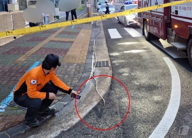 7일 오후 제주 서귀포시 대정읍 하모체육공원 인근 도로에서 40대 남성 A씨가 갑자기 떨어진 전선에 감전되는 사고를 당했다./사진=뉴스1(제주소방안전본부 제공)