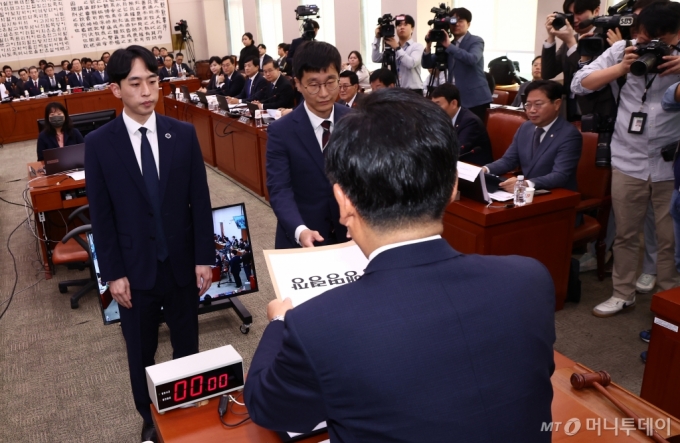 정청래 법제사법위원장이 8일 오전 서울 여의도 국회 법제사법위원회에서 열린 법무부, 대한법률구조공단, 한국법무보호복지공단, 정부법무공단에 대한 국정감사에서 불출석 사유를 제출하지 않고 국감 출석을 회피한 김영철 서울북부지검 차장검사에 대한 동행명령장을 경위들에게 전달하고 있다. 2024.10.8/사진=뉴스1 /사진=(서울=뉴스1) 김민지 기자