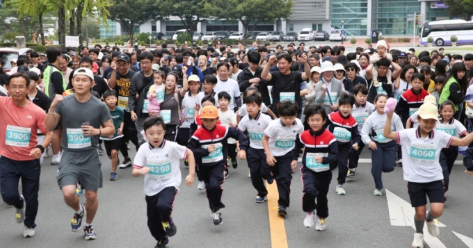  대구가톨릭대 '기부·후원 마라톤'에 참가한 대학 구성원과 지역민들./사진제공=대구가톨릭대