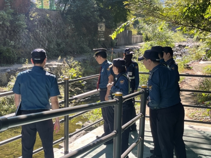 지난 4일 서울 관악구 별빛내린천을 순찰하는 최인규 관악경찰서장. /사진제공=관악경찰서