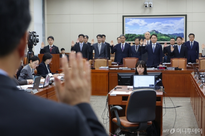 [서울=뉴시스] 고승민 기자 = 안호영 국회 환노위원장이 8일 서울 여의도 국회에서 열린 환경노동위원회의 환경부 국정감사에서 김완섭 환경부 장관 등 참석자들과 함께 선서를 하고 있다. 2024.10.08. kkssmm99@newsis.com /사진=고승민