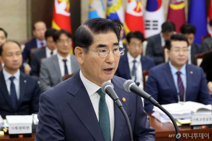 김용현 국방부 장관이 8일 서울 용산구 국방부에서 열린 국정감사에서 업무보고를 하고 있다. / 사진=국회사진취재단