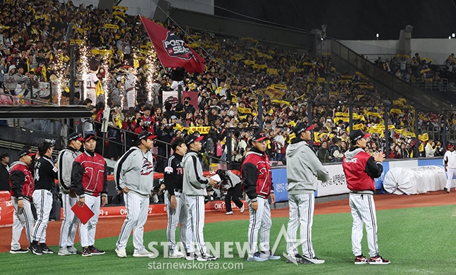 &#039;2024 KBO Ʈ ÷̿ 3&#039; KT-LG 8  KTũ ȴ.  KT 6-5 ¸ LG  濱()  ҵ ȯȣ  öϰ ִ. /= 