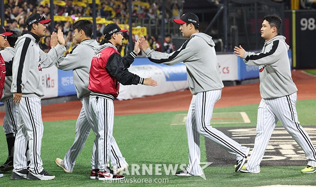 &#039;2024 KBO Ʈ ÷̿ 3&#039; KT-LG 8  KTũ ȴ.  KT 6-5 ¸ LG  濱()  ҵ ȯȣ  öϰ ִ.