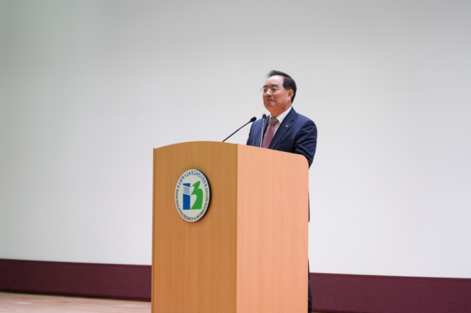 하윤수 부산교육감이 부산학력체인지 학부모 연수에서 인사말을 하고 있다./사진제공=부산교육청