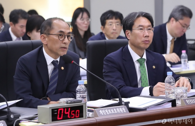 고학수 개인정보보호위원장(왼쪽)이 8일 정부세종청사에서 열린 국회 정무위원회 국정감사에서 위원 질의에 답하고 있다./사진=뉴스1