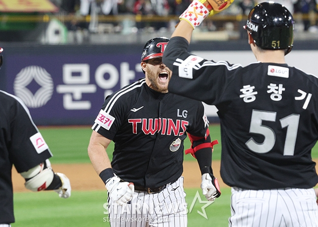 LG 오스틴 딘(가운데)이 8일 수원 케이티 위즈 파크에서 열린 2024 KBO 준플레이오프 3차전에서 5회초 1사 1,2루 역전 3점 홈런을 날리고 홈인한 후 포효하고 있다. /사진=김진경 대기자 