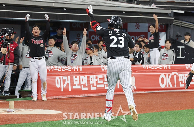 LG 오스틴이 8일 수원 케이티 위즈 파크에서 열린 2024 KBO 준플레이오프 3차전에서 5회초 1사 1,2루에서 역전 3점 홈런을 날리고 더그아웃으로 돌아가고 있다. /사진=김진경 대기자