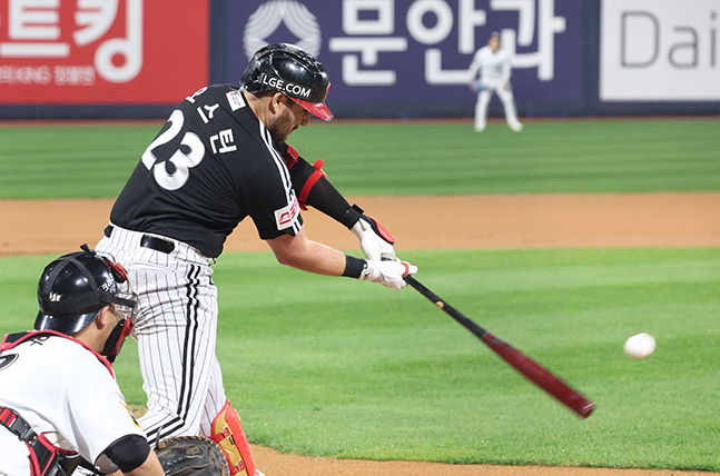 [포토] 오스틴 '이번엔 내야안타'