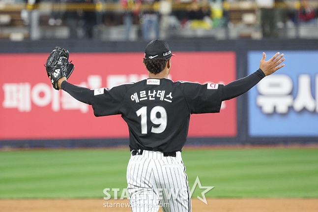 LG 에르난데스가 8일 열린 2024 KBO 준플레이오프 3차전에서 경기를 마무리한 후 기뻐하고 있다. /사진=김진경 대기자 