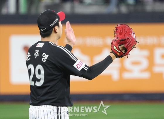 '2024 KBO 포스트시즌 준플레이오프 3차전' KT-LG전이 8일 수원 KT위즈파크에서 열렸다.  LG 손주영이 6회말 2사 1루에서 KT 배정대가 날린 안타성 타구를 홍창기가 슈퍼캐치로 처리하자 박수를 보내고 있다. 주영이 7회말 2사에서 KT 로하스를 내야땅볼로 처리한 후 주먹을 불끈 쥐고 있다. /사진=김진경 대기자