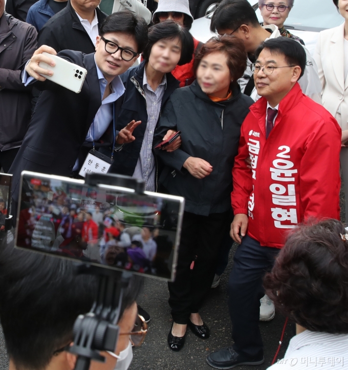  한동훈 국민의힘 대표가 6일 오전 부산 금정구 남산성당 앞에서 윤일현 금정구청장 후보 지지를 호소하며 시민들과 셀카를 찍고 있다. 2024.10.6/뉴스1  Copyright (C) 뉴스1. All rights reserved. 무단 전재 및 재배포,  AI학습 이용 금지. 